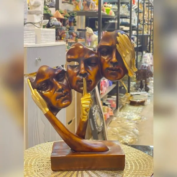 تمثال الوجوه الثلاثة
