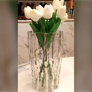 فازة زجاجية متموجة بخطوط ذهبية