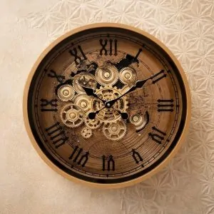 ساعة حائط بتصميم تروس وأرقام رومانية معدن وزجاج